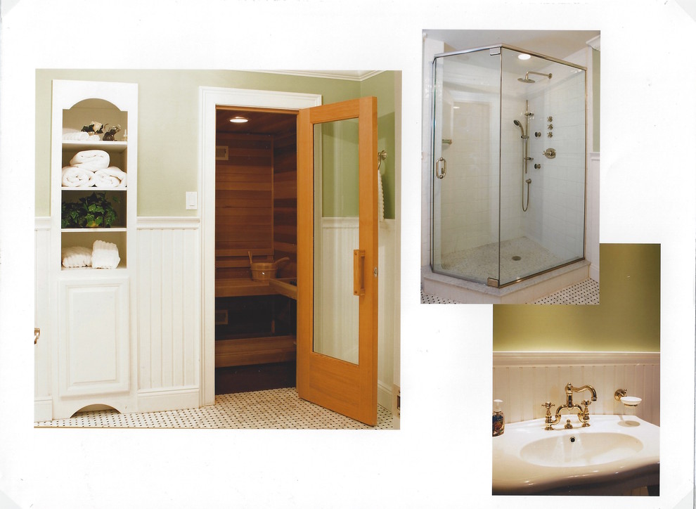 Idéer för ett litet klassiskt vit badrum med dusch, med gröna väggar, luckor med infälld panel, vita skåp, en hörndusch, en toalettstol med separat cisternkåpa, marmorgolv, ett konsol handfat, bänkskiva i kalksten, vitt golv och dusch med gångjärnsdörr
