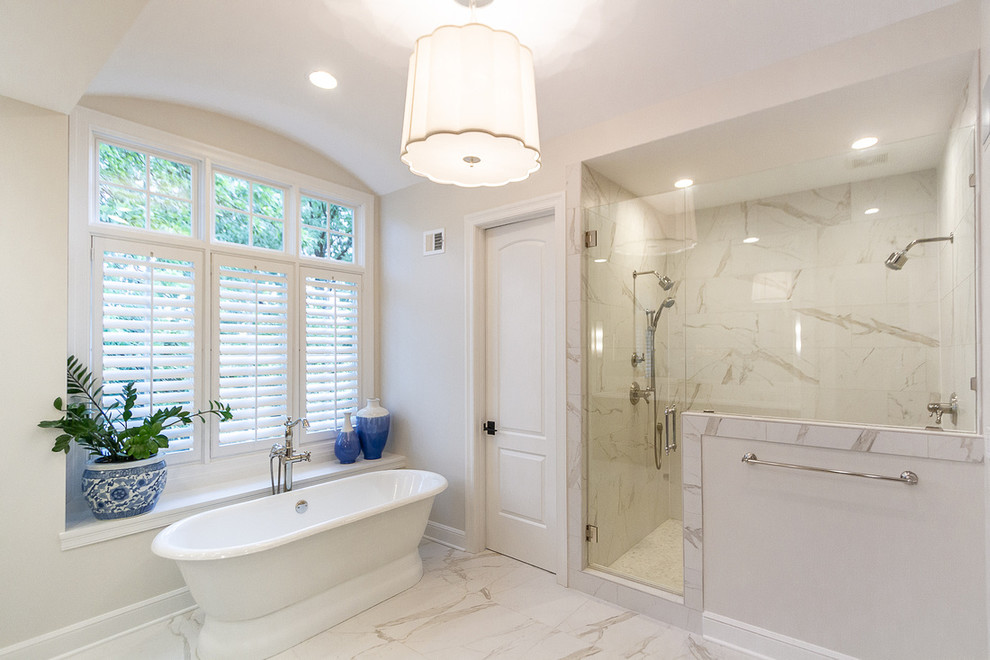Aménagement d'une salle de bain classique avec une baignoire indépendante, une douche double, un carrelage blanc, un mur blanc, un sol blanc et une cabine de douche à porte battante.
