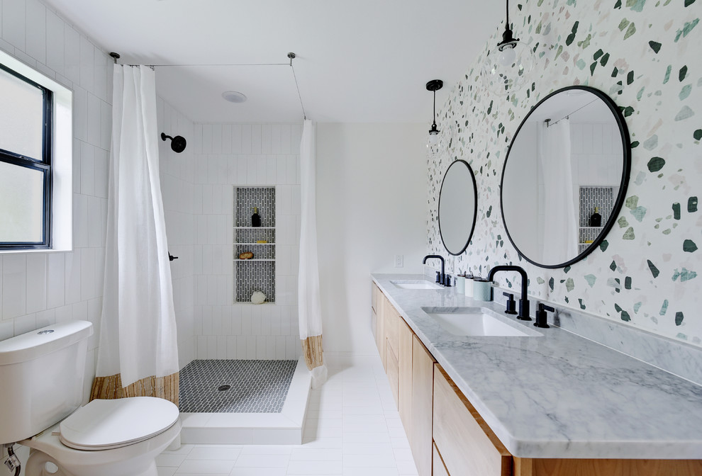 Exemple d'une salle d'eau tendance en bois clair avec un placard à porte plane, une douche d'angle, WC séparés, un carrelage multicolore, un carrelage blanc, un mur blanc, un lavabo encastré, un sol blanc, une cabine de douche avec un rideau et un plan de toilette gris.