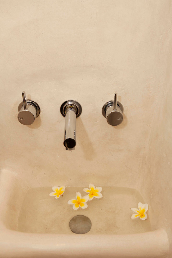 Aménagement d'une petite salle de bain méditerranéenne avec une douche ouverte, un mur beige, un lavabo suspendu, un sol en carrelage de céramique, un sol beige et aucune cabine.