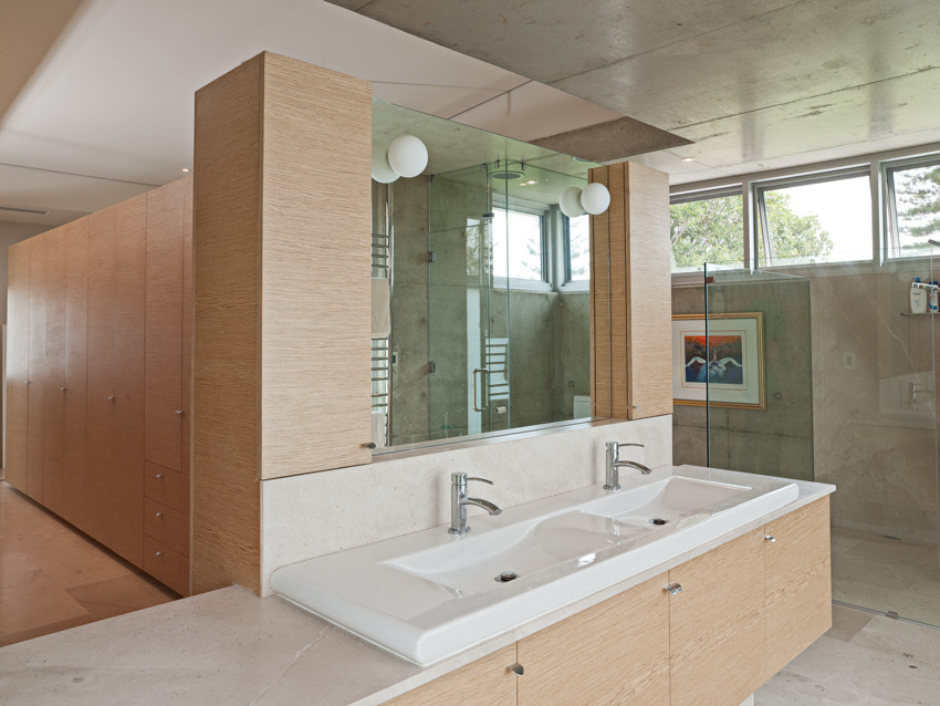 Пример оригинального дизайна: главная ванная комната среднего размера в стиле модернизм с фасадами островного типа, отдельно стоящей ванной, угловым душем, полом из известняка, накладной раковиной, столешницей из известняка, открытым душем, тумбой под две раковины и встроенной тумбой