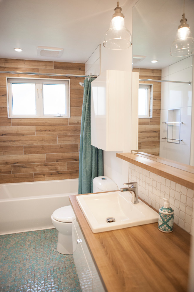 Idéer för ett litet modernt en-suite badrum, med släta luckor, vita skåp, ett badkar i en alkov, en dusch/badkar-kombination, en toalettstol med hel cisternkåpa, brun kakel, keramikplattor, vita väggar, mosaikgolv, laminatbänkskiva, turkost golv och dusch med duschdraperi