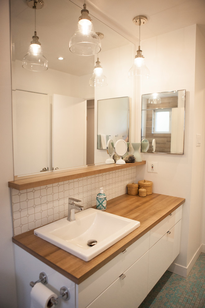 Inredning av ett modernt litet en-suite badrum, med släta luckor, vita skåp, ett badkar i en alkov, en dusch/badkar-kombination, en toalettstol med hel cisternkåpa, brun kakel, keramikplattor, vita väggar, mosaikgolv, laminatbänkskiva, turkost golv och dusch med duschdraperi