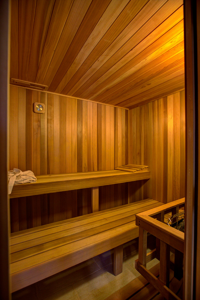 Ispirazione per una piccola sauna minimal con pareti marroni e pavimento in legno massello medio