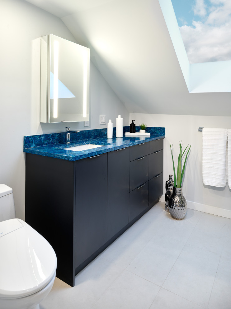 Modern inredning av ett litet blå blått en-suite badrum, med möbel-liknande, skåp i mörkt trä, en dusch i en alkov, grå kakel, porslinskakel, vita väggar, bambugolv, ett undermonterad handfat, bänkskiva i kvartsit, beiget golv och dusch med gångjärnsdörr