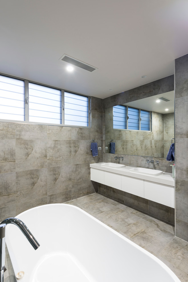 ゴールドコーストにあるコンテンポラリースタイルのおしゃれな浴室の写真
