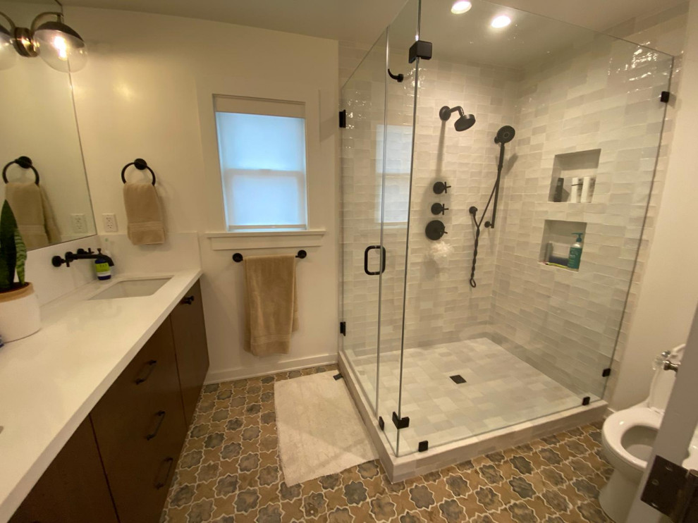 Inspiration för mellanstora moderna badrum med dusch, med vit kakel och brunt golv