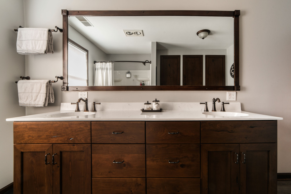 Exemple d'une salle de bain chic de taille moyenne avec un placard à porte shaker, des portes de placard marrons, une baignoire posée, un mur beige, un lavabo intégré, un plan de toilette en marbre, une cabine de douche avec un rideau et un plan de toilette blanc.
