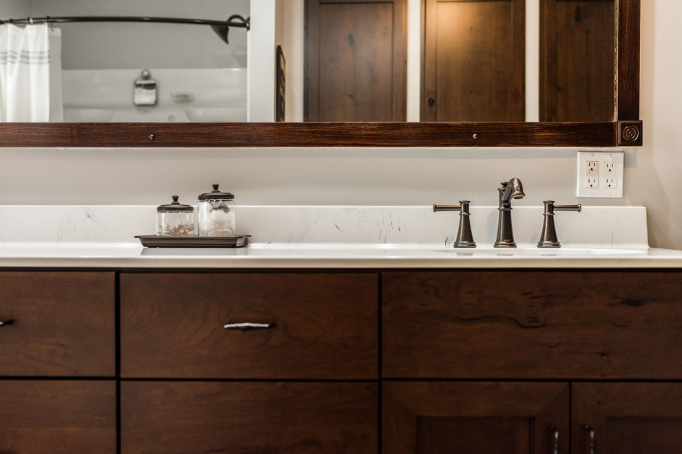 Exempel på ett mellanstort klassiskt vit vitt badrum med dusch, med skåp i shakerstil, bruna skåp, ett platsbyggt badkar, en dusch i en alkov, beige väggar, ett integrerad handfat, marmorbänkskiva och dusch med duschdraperi