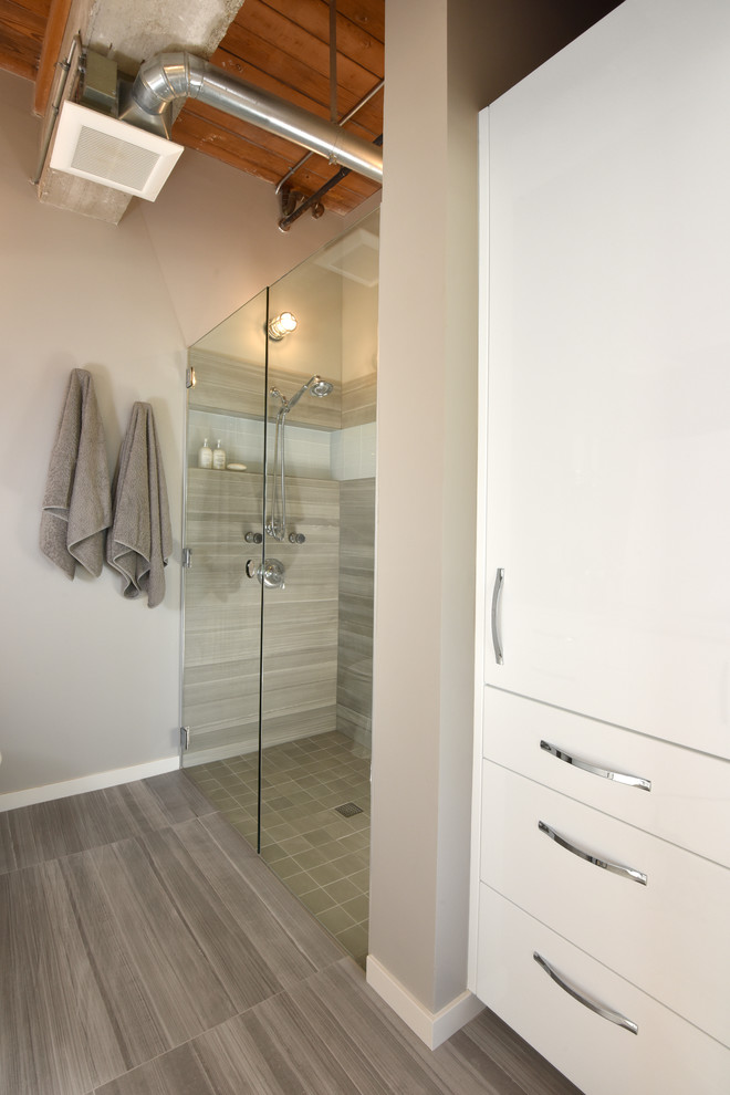 Réalisation d'une salle de bain principale design de taille moyenne avec un placard à porte plane, des portes de placard blanches, une douche d'angle, WC à poser, un mur gris, un sol en linoléum, un lavabo encastré et un plan de toilette en surface solide.