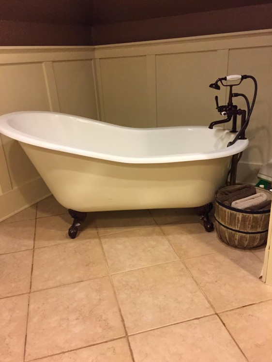Inspiration för ett mellanstort vintage en-suite badrum, med ett badkar med tassar, lila väggar och travertin golv