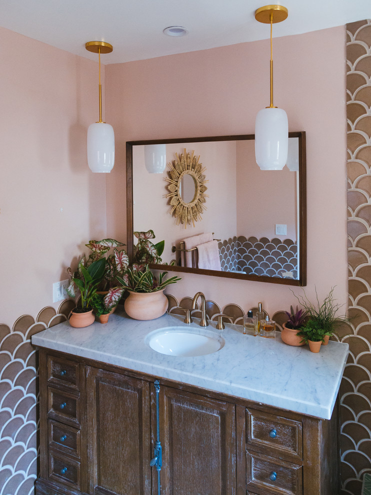 Immagine di una stanza da bagno eclettica con piastrelle beige, piastrelle in ceramica, pareti beige, pavimento con piastrelle in ceramica e pavimento verde