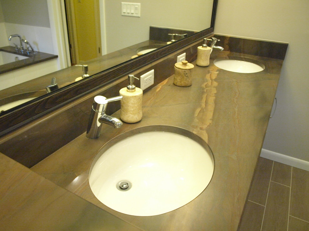 Inredning av ett klassiskt mellanstort en-suite badrum, med luckor med infälld panel, vita skåp, ett badkar i en alkov, en hörndusch, en toalettstol med hel cisternkåpa, grå väggar, ett undermonterad handfat, grått golv, dusch med gångjärnsdörr, beige kakel, keramikplattor, laminatgolv och granitbänkskiva