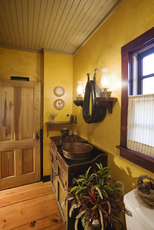 Inspiration pour une petite salle de bain principale chalet en bois foncé avec un lavabo intégré, un placard en trompe-l'oeil, un plan de toilette en cuivre et un sol en bois brun.