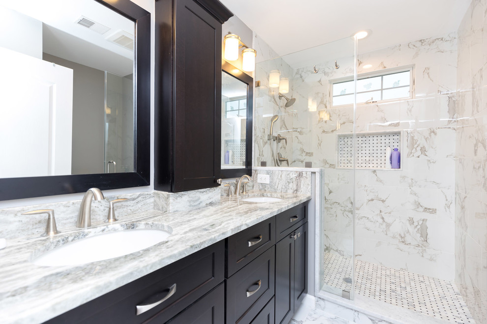 Стильный дизайн: большая главная ванная комната в классическом стиле с полом из керамогранита, черными фасадами, душем в нише, белой плиткой, керамической плиткой, красными стенами, врезной раковиной и столешницей из гранита - последний тренд