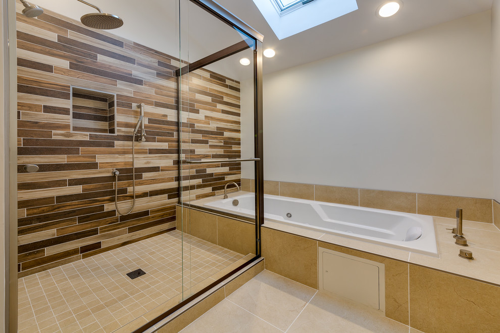 Idee per un'ampia stanza da bagno contemporanea con piastrelle marroni e pareti bianche