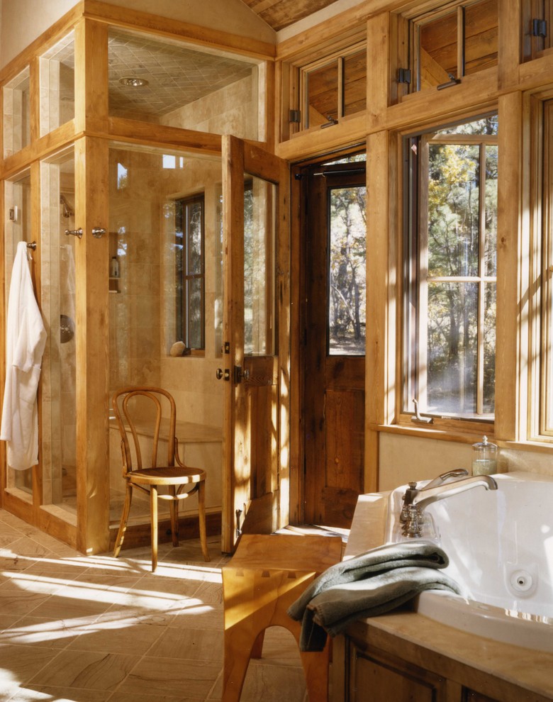 Idéer för att renovera ett stort rustikt en-suite badrum, med ett undermonterad handfat, möbel-liknande, skåp i ljust trä, bänkskiva i kalksten, ett platsbyggt badkar, en hörndusch, beige kakel, stenkakel, beige väggar, vinylgolv, beiget golv och dusch med gångjärnsdörr