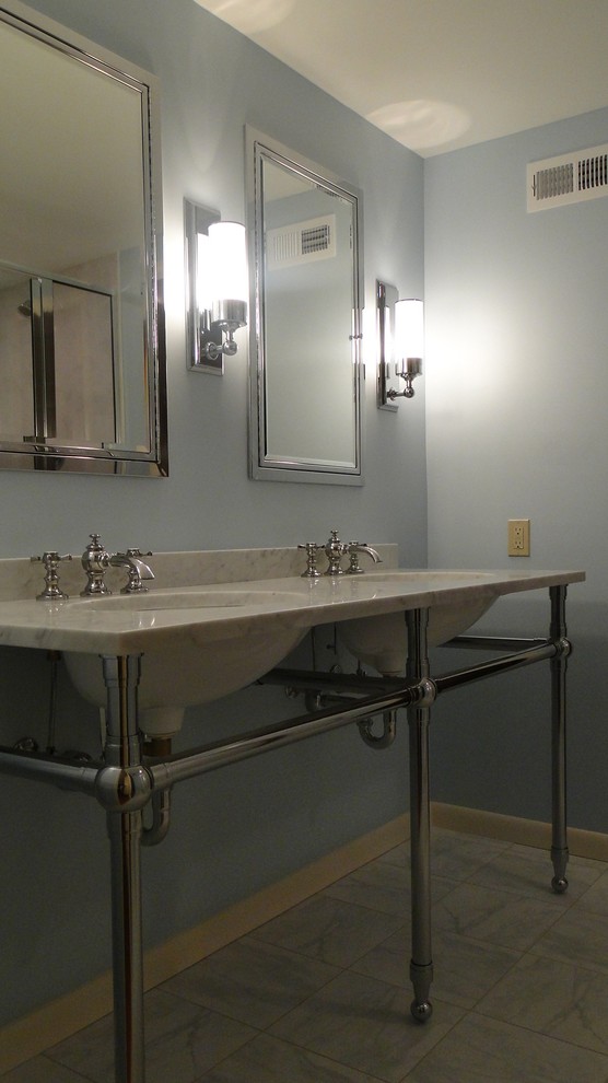 Imagen de cuarto de baño clásico renovado de tamaño medio con paredes azules, lavabo tipo consola y encimera de mármol