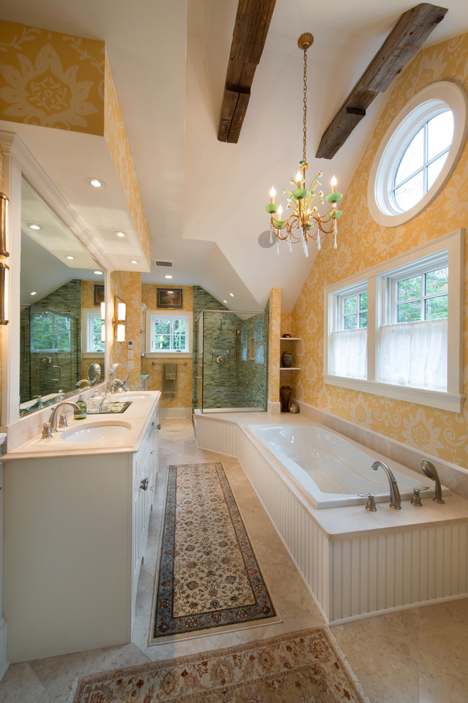 Cette photo montre une salle de bain principale chic en bois vieilli de taille moyenne avec un lavabo encastré, un placard en trompe-l'oeil, un plan de toilette en granite, une baignoire posée, une douche d'angle, WC séparés, un carrelage vert, un carrelage en pâte de verre, un mur jaune et un sol en travertin.