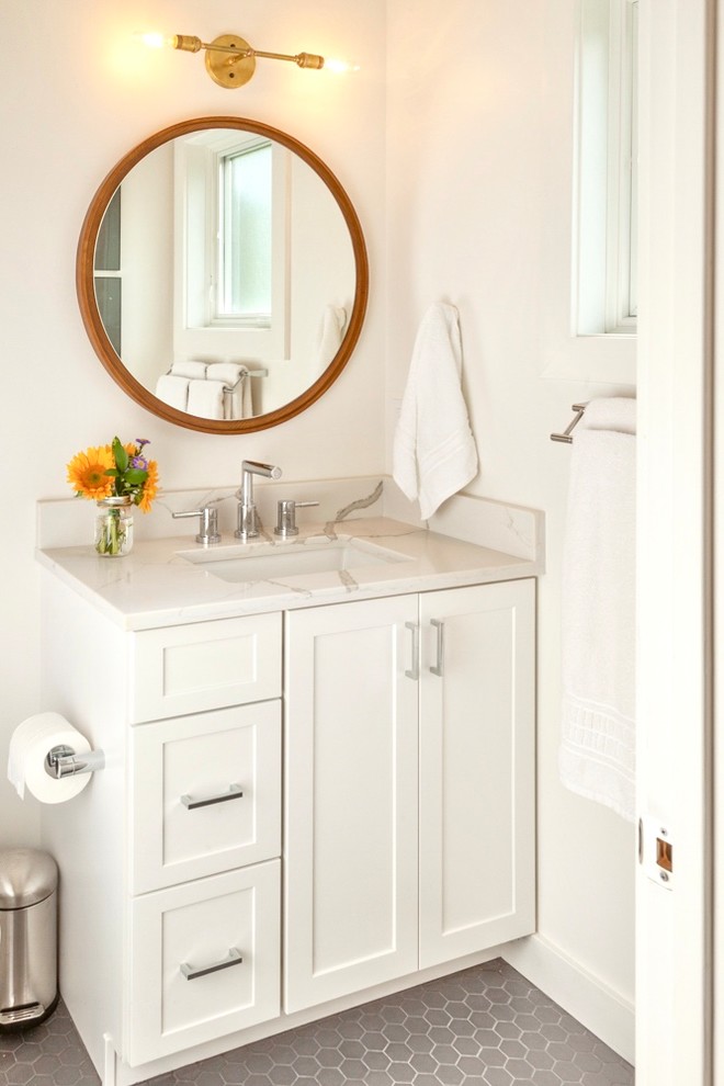 Пример оригинального дизайна: ванная комната среднего размера в современном стиле с фасадами в стиле шейкер, белыми фасадами, ванной в нише, душем над ванной, белой плиткой, плиткой кабанчик, белыми стенами, полом из керамогранита, врезной раковиной, серым полом, шторкой для ванной, столешницей из кварцита и белой столешницей
