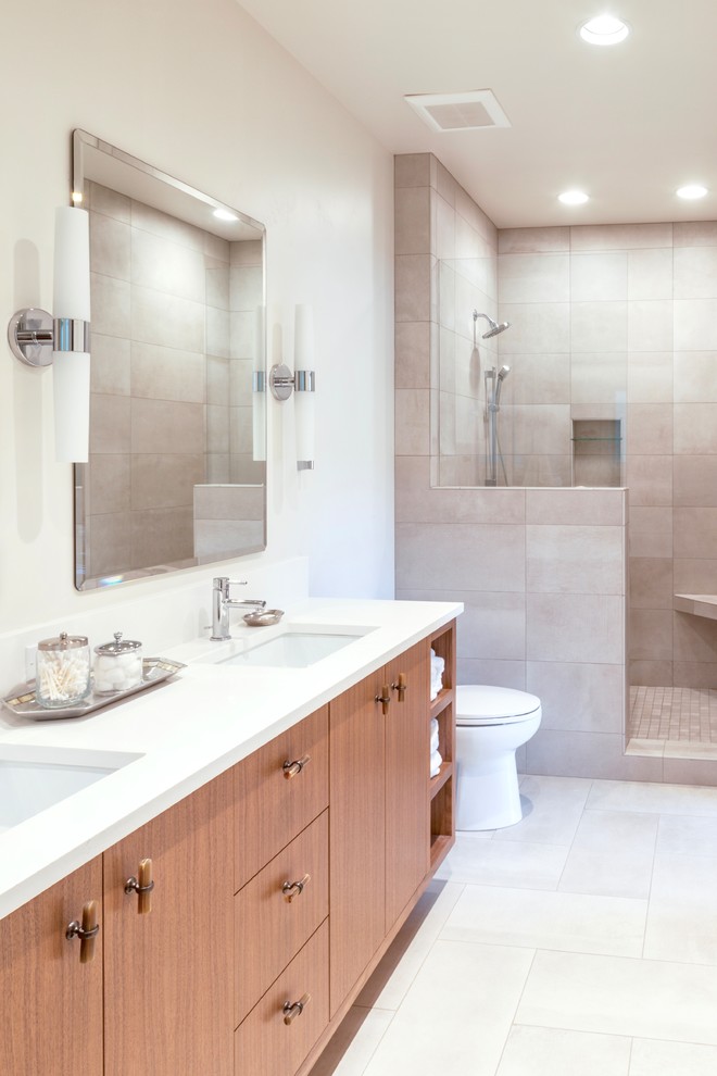 Exempel på ett stort modernt vit vitt en-suite badrum, med släta luckor, skåp i mellenmörkt trä, beige kakel, vita väggar, klinkergolv i porslin, ett undermonterad handfat, bänkskiva i kvarts, beiget golv, med dusch som är öppen, en dusch i en alkov och tunnelbanekakel