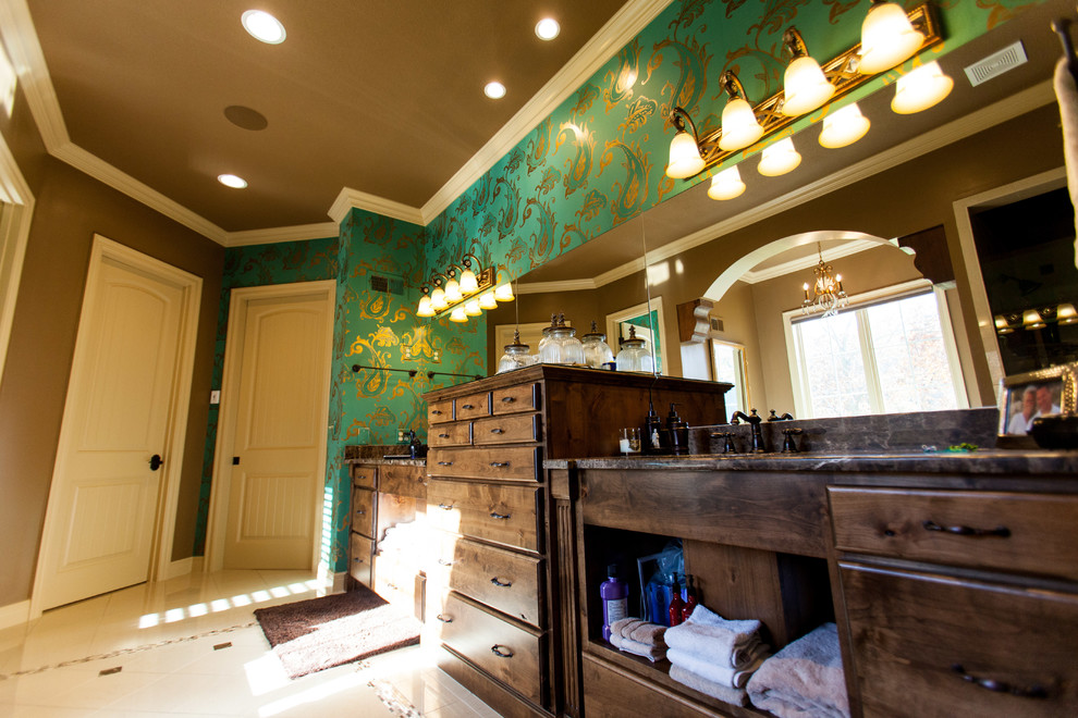 Стильный дизайн: большая главная ванная комната в стиле фьюжн с фасадами с выступающей филенкой, темными деревянными фасадами, накладной ванной, разноцветными стенами, полом из керамогранита, столешницей из гранита и бежевым полом - последний тренд