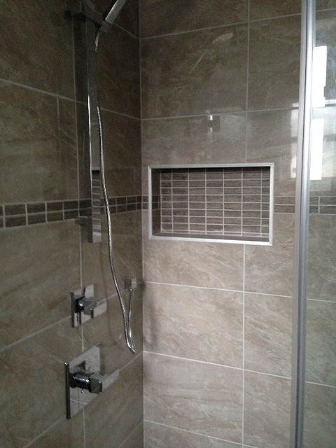 Brown Tile Shower with Niche & Border - Moderne - Salle de Bain ...
