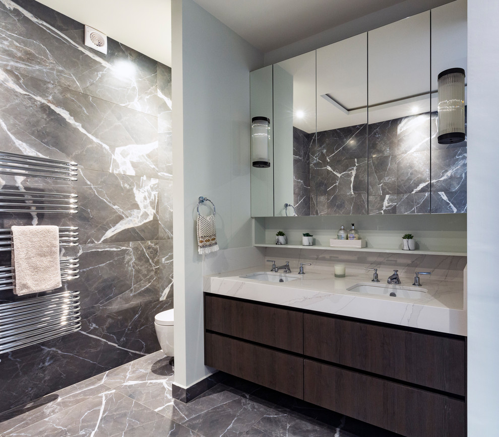 Foto de cuarto de baño actual con encimera de cuarcita, encimeras blancas, armarios con paneles lisos y puertas de armario marrones