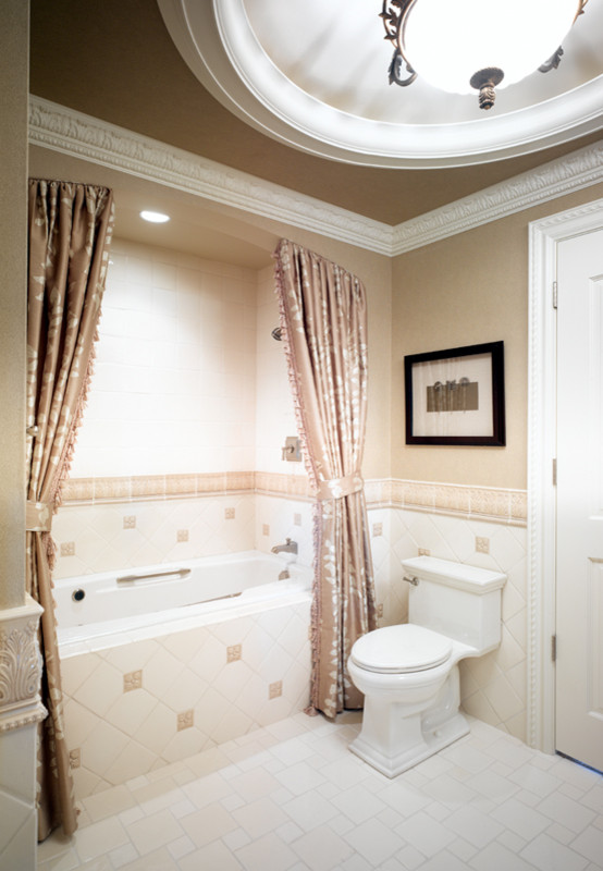 Ejemplo de cuarto de baño clásico renovado con bañera encastrada, sanitario de una pieza, baldosas y/o azulejos beige, baldosas y/o azulejos de cerámica, paredes beige y suelo de baldosas de cerámica