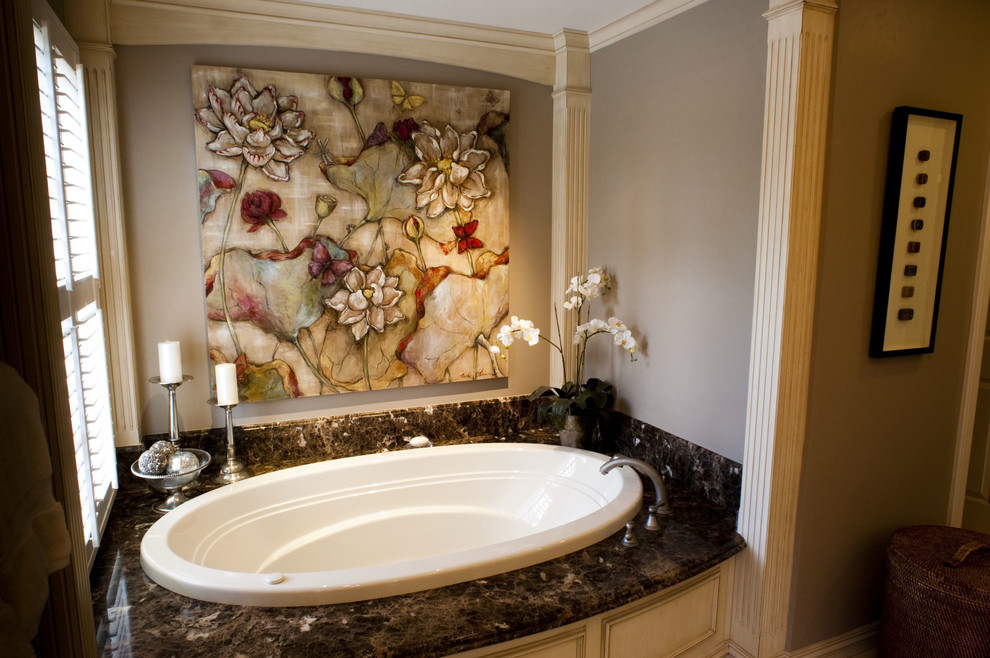 Diseño de cuarto de baño clásico con bañera encastrada y ventanas