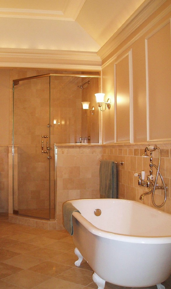 На фото: ванная комната в классическом стиле с врезной раковиной, фасадами островного типа, фасадами цвета дерева среднего тона, столешницей из гранита, угловой ванной, угловым душем, раздельным унитазом, бежевой плиткой и каменной плиткой