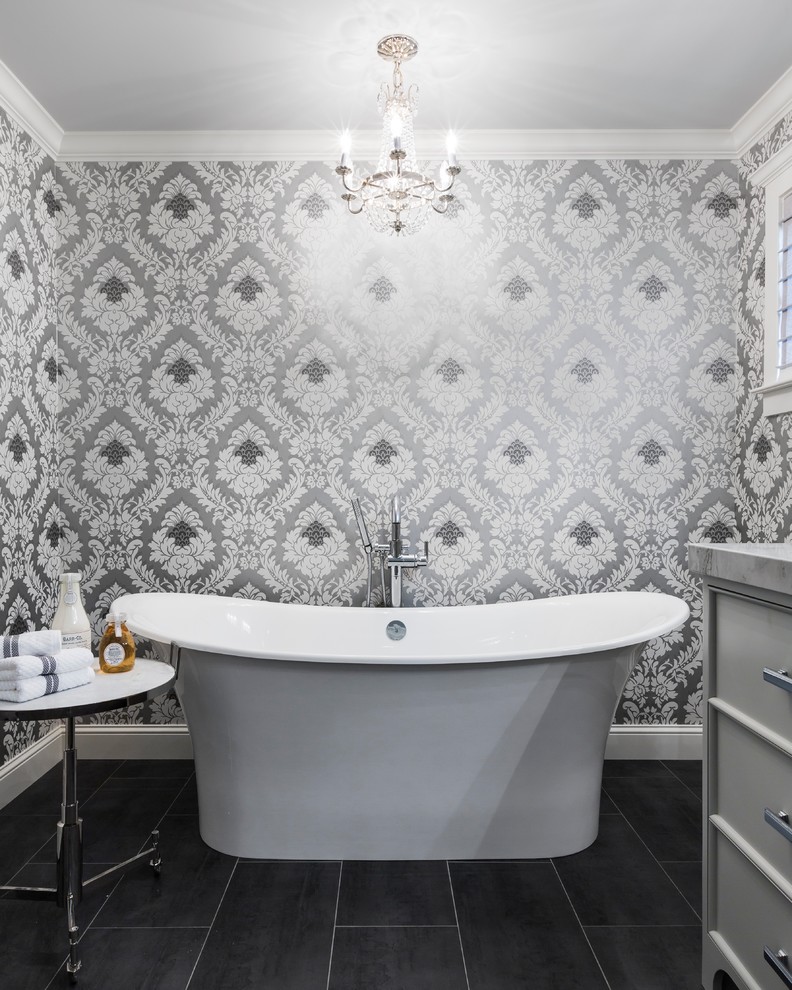 Inspiration för klassiska en-suite badrum, med möbel-liknande, vita skåp och ett fristående badkar