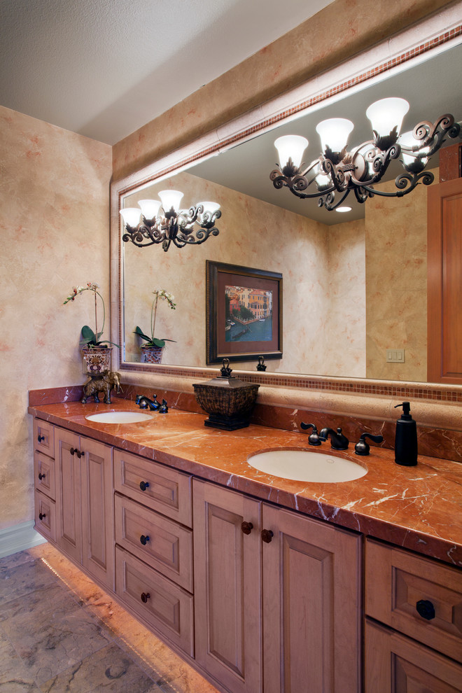 Idéer för att renovera ett stort medelhavsstil en-suite badrum, med luckor med upphöjd panel, skåp i ljust trä, beige väggar, ett undermonterad handfat, marmorbänkskiva och brunt golv