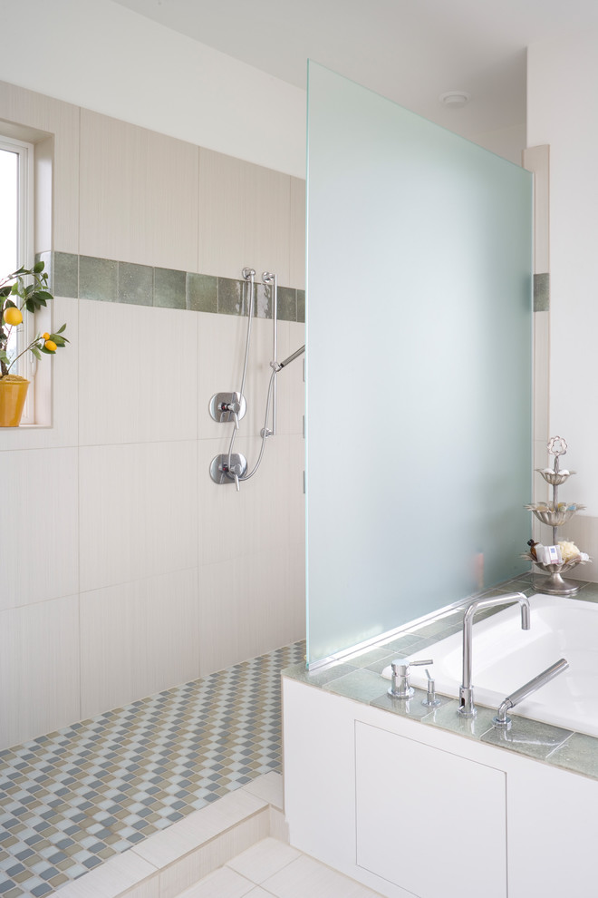Exempel på ett modernt badrum, med en öppen dusch och med dusch som är öppen