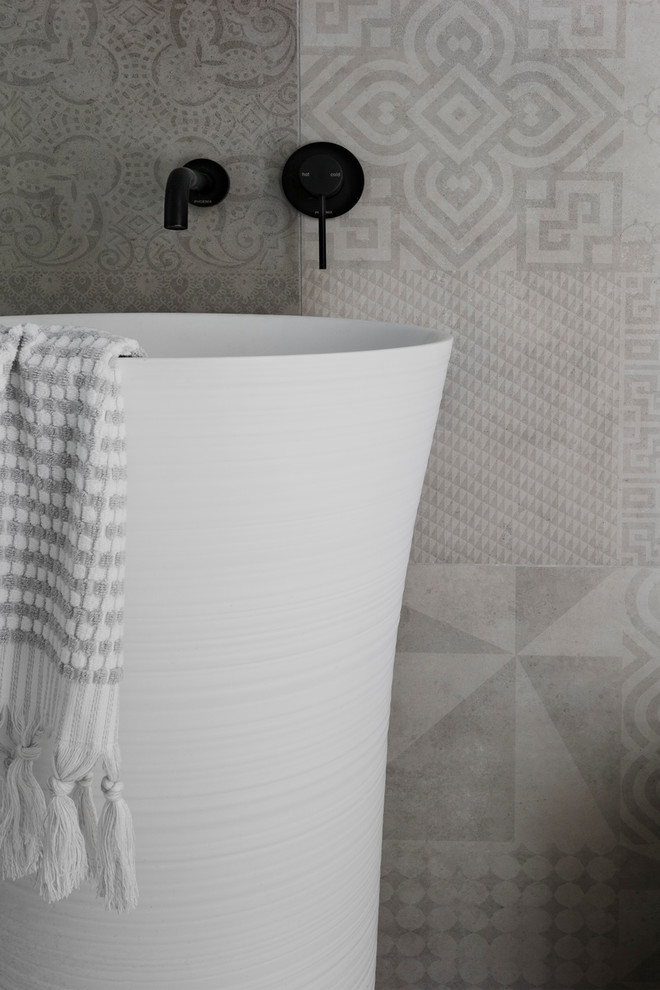 Inspiration för mellanstora moderna badrum med dusch, med släta luckor, en dusch i en alkov, en vägghängd toalettstol, vit kakel, porslinskakel, klinkergolv i porslin och ett piedestal handfat