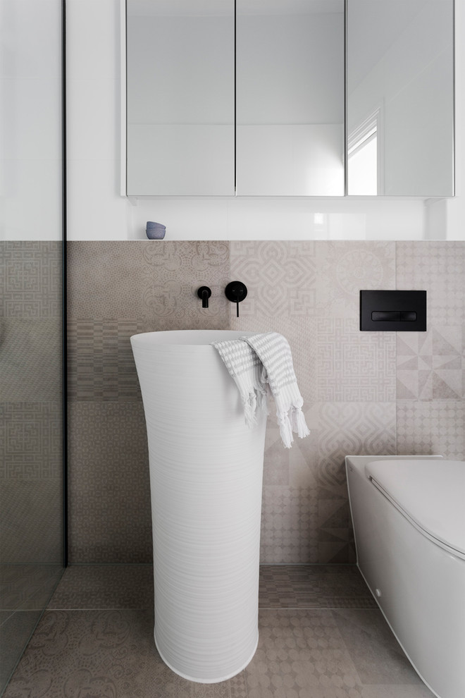Идея дизайна: ванная комната среднего размера в современном стиле с плоскими фасадами, душем в нише, инсталляцией, белой плиткой, керамогранитной плиткой, полом из керамогранита, душевой кабиной и раковиной с пьедесталом