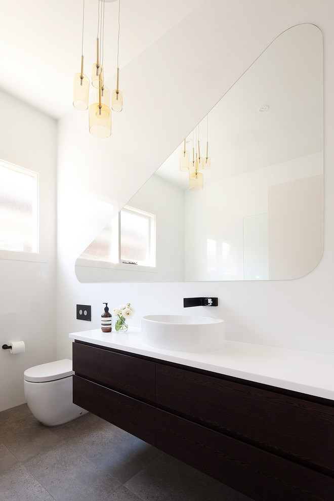 Idéer för stora funkis vitt en-suite badrum, med ett fristående handfat, vita väggar, luckor med upphöjd panel, skåp i mörkt trä, ett fristående badkar, en öppen dusch, en vägghängd toalettstol, cementkakel och bänkskiva i akrylsten