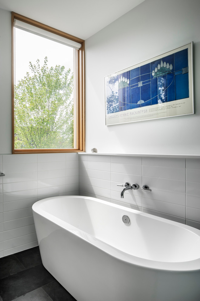 Mittelgroßes Modernes Badezimmer En Suite mit freistehender Badewanne, weißen Fliesen, weißer Wandfarbe und Schieferboden in Toronto