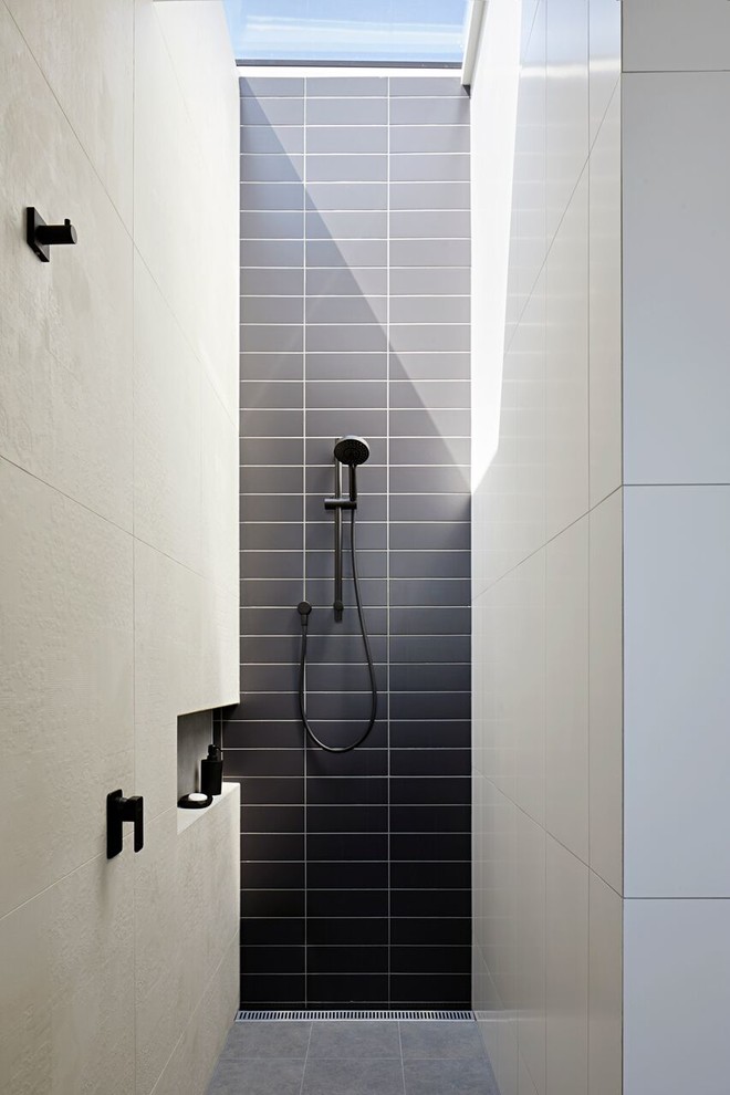Idee per una stanza da bagno minimal con doccia aperta, piastrelle nere, piastrelle bianche, pareti bianche, pavimento grigio e doccia aperta