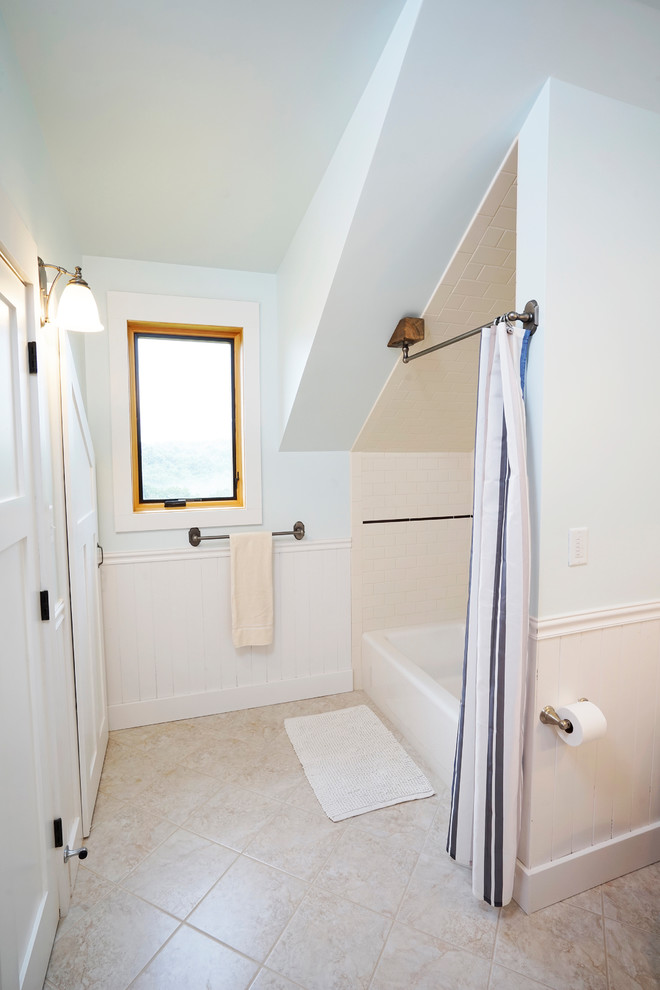 Réalisation d'une salle de bain de taille moyenne avec une baignoire posée, un combiné douche/baignoire, un carrelage rose, des carreaux de céramique, un mur bleu, un sol en carrelage de céramique, un lavabo encastré, un sol rose et une cabine de douche avec un rideau.