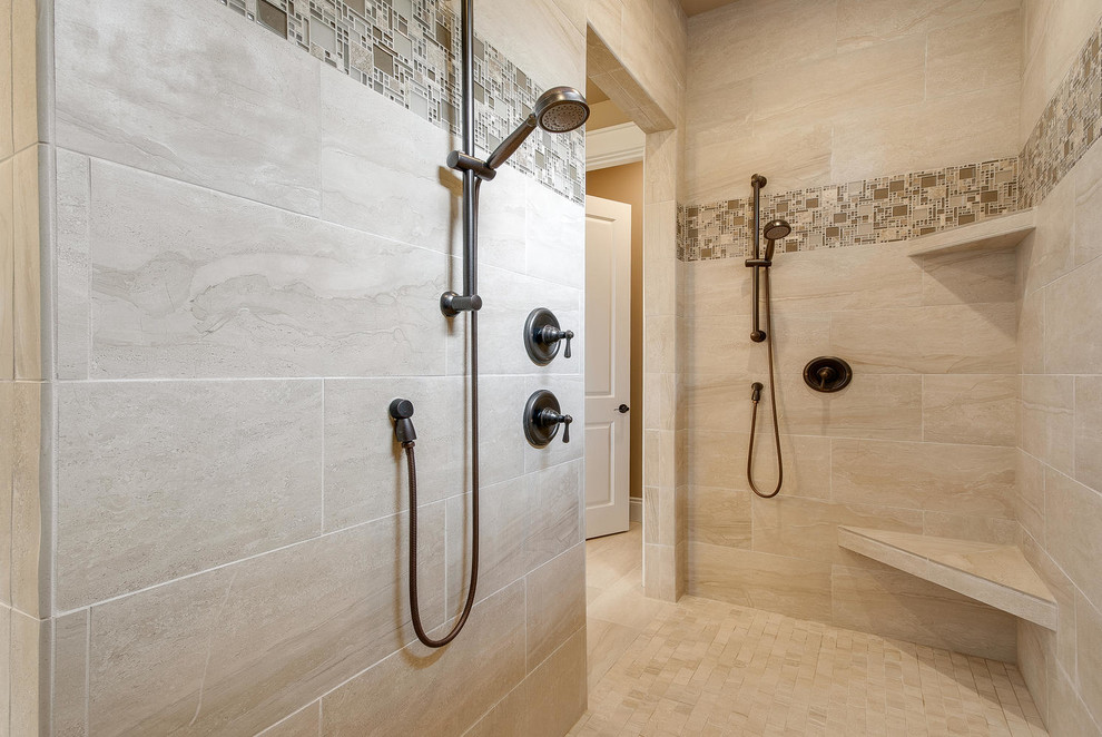 Idées déco pour une grande salle de bain principale craftsman avec une douche à l'italienne et un mur beige.