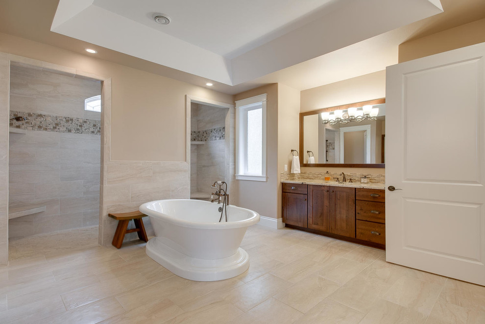 Cette photo montre une grande salle de bain principale craftsman avec un lavabo encastré, une baignoire indépendante, une douche à l'italienne et un mur beige.