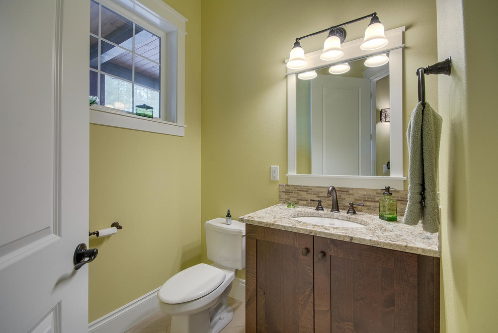 Inspiration för ett litet amerikanskt badrum med dusch, med ett undermonterad handfat och gula väggar