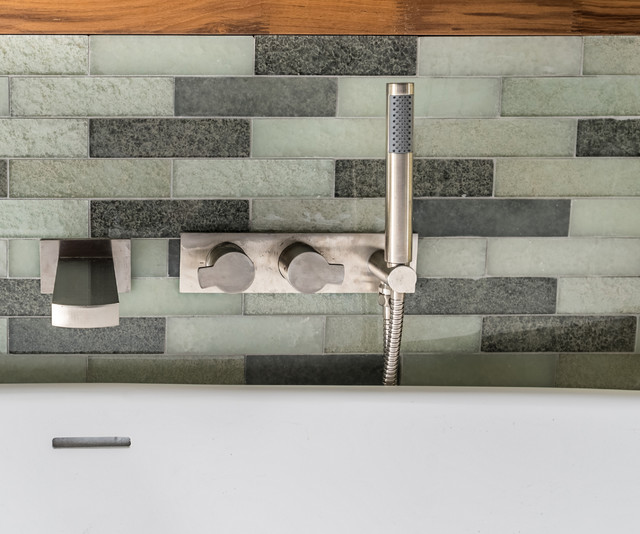 Brushed Chrome Bathtub Faucet and Handle Contemporain Salle de Bain