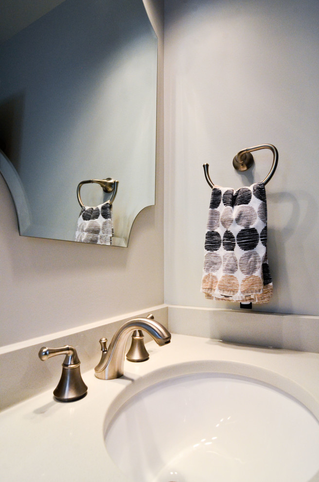 Idéer för ett mellanstort modernt badrum, med ett undermonterad handfat, skåp i mörkt trä, bänkskiva i kvarts, ett badkar i en alkov, en dusch/badkar-kombination, en toalettstol med separat cisternkåpa, grå kakel, keramikplattor, grå väggar och klinkergolv i keramik