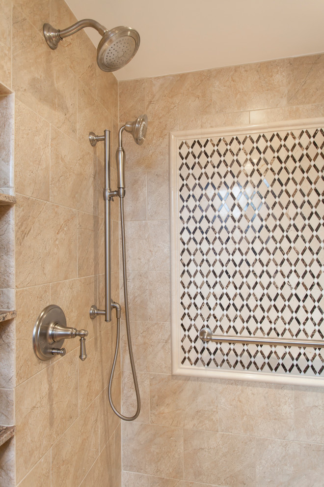 Modelo de cuarto de baño principal tradicional grande con ducha empotrada, baldosas y/o azulejos beige, baldosas y/o azulejos de cerámica, suelo de madera en tonos medios y encimera de granito