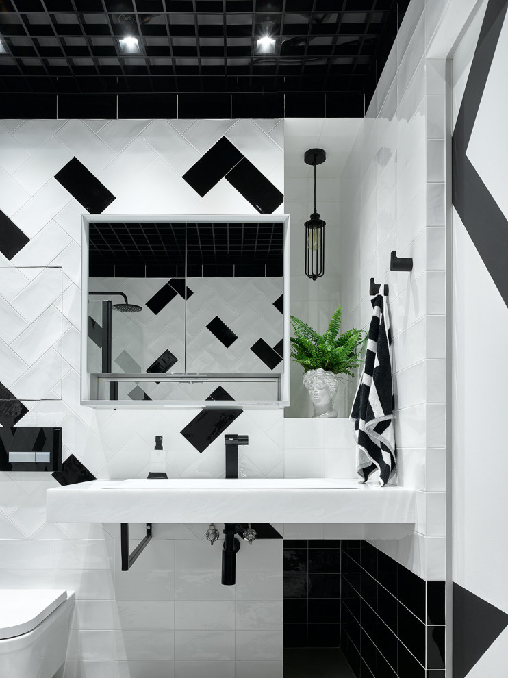 На фото: ванная комната среднего размера в стиле лофт с белой плиткой, черной плиткой, подвесной раковиной и тумбой под одну раковину с