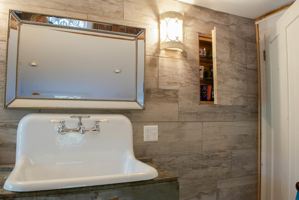 Foto på ett stort lantligt en-suite badrum, med ett integrerad handfat, släta luckor, grå skåp, träbänkskiva, ett badkar med tassar, en öppen dusch, grå kakel, porslinskakel, grå väggar och marmorgolv
