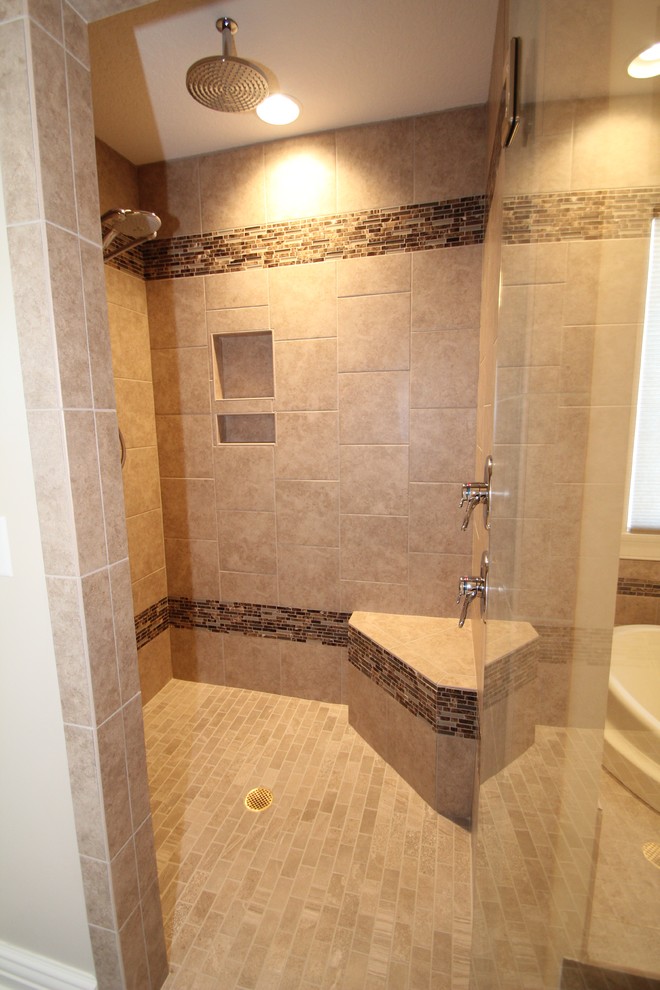 Foto på ett amerikanskt en-suite badrum, med skåp i mörkt trä, bänkskiva i kvarts, ett platsbyggt badkar, en öppen dusch, brun kakel, keramikplattor, beige väggar och klinkergolv i keramik