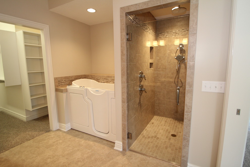 Foto på ett litet amerikanskt en-suite badrum, med luckor med upphöjd panel, grå skåp, bänkskiva i kvarts, en öppen dusch, en toalettstol med hel cisternkåpa, beige kakel, keramikplattor, beige väggar och klinkergolv i keramik